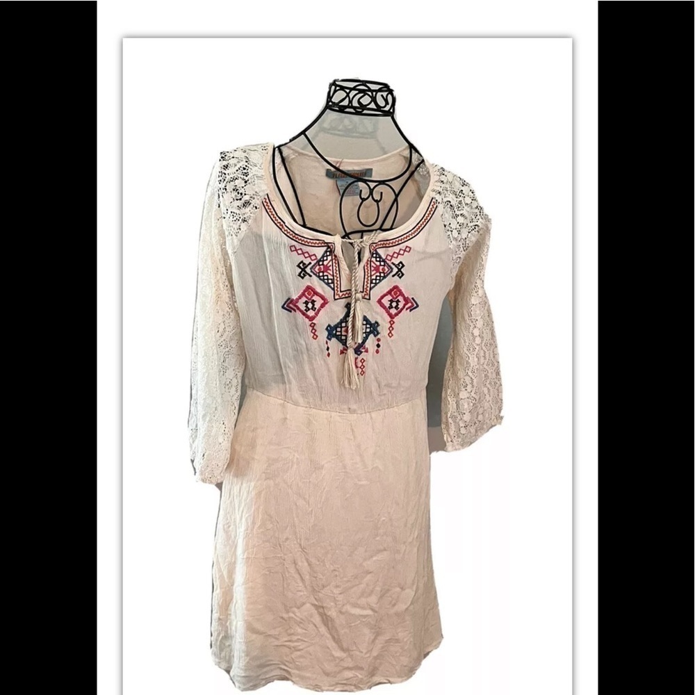 Flying Tomato Embroidered Lace Sleeves Women Sz M Cream Dress